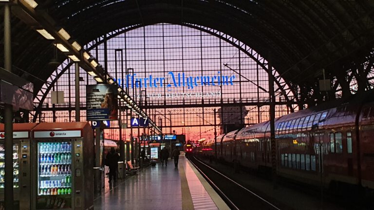 Bahnhofsschilder sind da